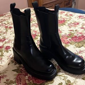 Chunky Boots - H&M black, like new, size 10